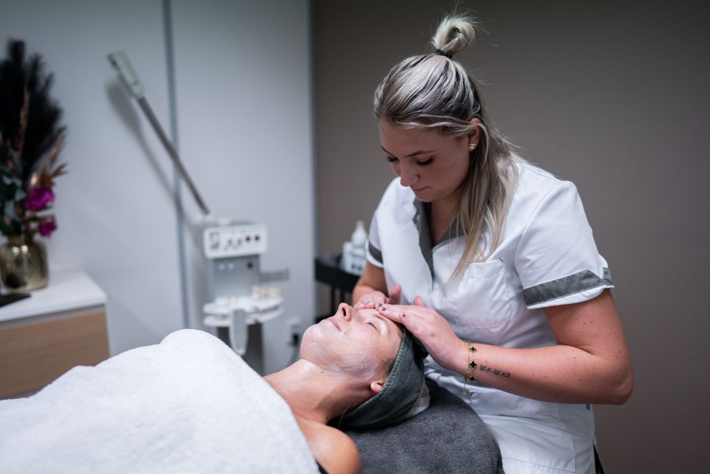 Diamond Peel gezichtsbehandeling waarbij onze schoonheidsspecialist een massage geeft.