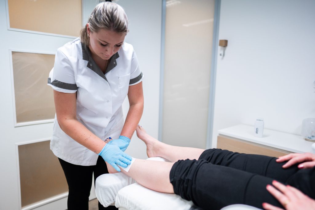 Benen waxen van een patiënt in onze studio in Nijmegen.